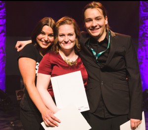 Sur la photo de gauche à droite : Julie Tremblay, étudiante en Arts, lettres et communication (3e prix), Roxane-Émilie Tremblay, étudiante en Sciences de la nature (1er prix) et Jean-François Fortin, étudiant en Sciences de la nature (2e prix)